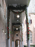 902835 Afbeelding van de kerstverlichting boven de doorgang langs de binnentuin in Museum Catharijneconvent ...